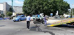 Cade con la moto sulla rotonda dell'ospedale
