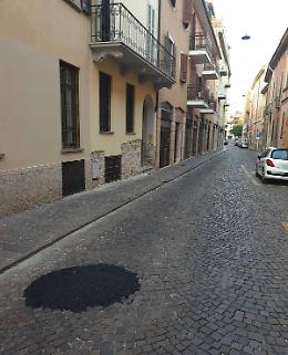 Catrame sul porfido in via Ala Ponzone