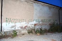 Quattrocase, scritta con bomboletta spray sul muro del cimitero