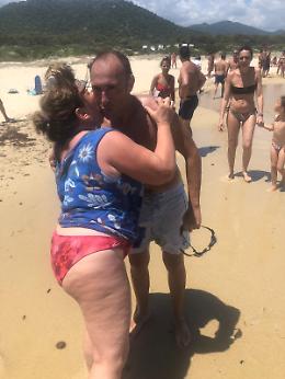 FOTO Cinque bagnanti rischiano di annegare in Sardegna, le immagini del salvataggio