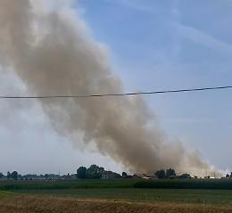 Muradolo, campo di tre ettari in fiamme