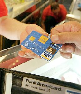 Deruba la cliente della carta di credito e fa shopping, dipendete infedele a processo