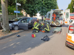 Con l'auto contro una pianta, grave 82enne
