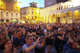 Il concerto in piazza del Comune dei Negrita