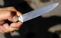 Litiga con la moglie, minaccia la donna e il figlio col coltello: denunciato