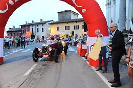 Auto d'epoca, folla in paese