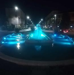 Giochi di luce notturni alla fontana di piazza Cadorna