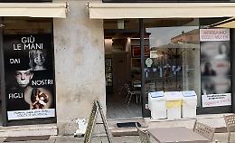 Cremona, i "mostri di Bibbiano" in vetrina: sei d'accordo?