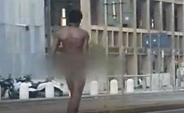 Nudo fa jogging tra le macchine a Milano. Guarda il video