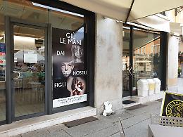 Rimosso il manifesto con i volti degli indagati di Bibbiano