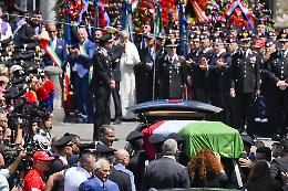 Carabiniere ucciso: applausi a bara all'uscita dalla chiesa
