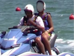 Il figlio di Salvini  sulla moto d'acqua della polizia