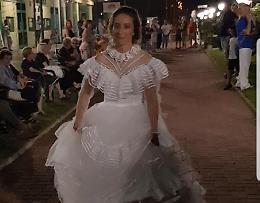 Spose in passerella con abiti di mamme e nonne