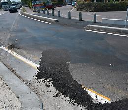 Rondò senza strisce: pedoni e ciclisti in grave pericolo 