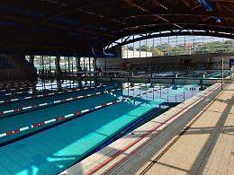 Un giorno in piscina: acqua ok, male il prato. Spogliatoi? Bocciati