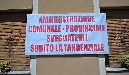 Rotatoria, appesi cartelloni di protesta