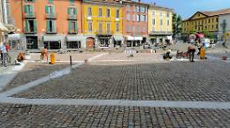 Piazza Garibaldi, passerelle per entrare nei negozi