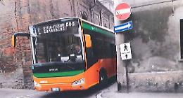 Bus incastrato, è successo ancora: via Speranza, sale la protesta