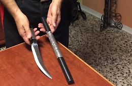 Gira con un coltello in auto, denunciato