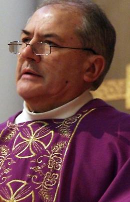 Monsignor Ginelli dà le dimissioni