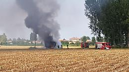 Prima le fiamme poi l'esplosione, trattore distrutto 