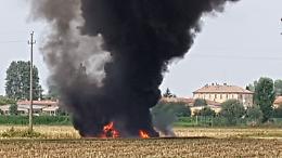 FOTO Incendio a Soresina, vigili del fuoco al lavoro lungo la Persicana