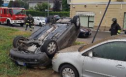 Si ribalta con l'auto, 23enne ricoverato in ospedale