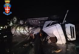 Autobotte si ribalta, Paullese chiusa