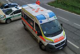 Urta un'auto mentre la sorpassa e non si ferma