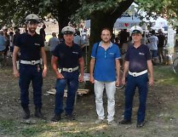 Scalano il monumento ai caduti, identificati grazie a un selfie