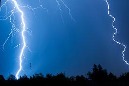 Il caldo concede una tregua ma un fulmine ferisce quattro persone