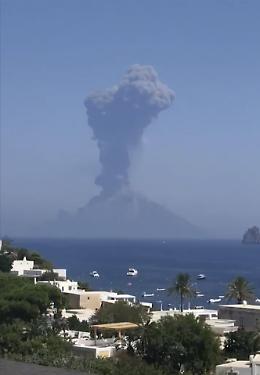 Esplosione e nuova eruzione a Stromboli