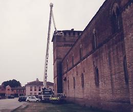 Il tetto fa acqua, lavori sulla torre del castello