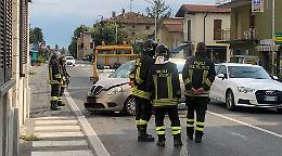 Schianto contro il muro del bar, caos e 69enne ferita