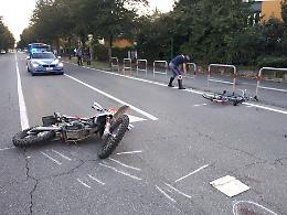 Bici e moto si scontrano: 80enne e 17enne feriti