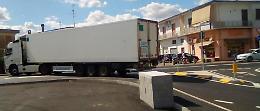 Camion in contromano, paura alla rotatoria Penny 