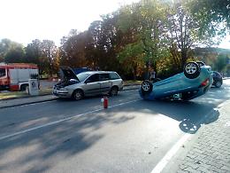 Scontro, auto ribaltata: paura per una 19enne e un 50enne