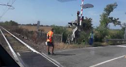Incidente al passaggio a livello, Rfi: 'Anomalia riparata'