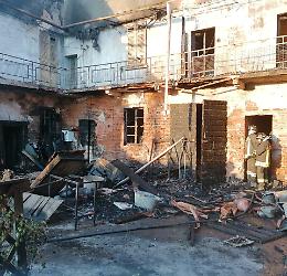 Rogo nel cortile di una casa, in fumo vecchi materiali