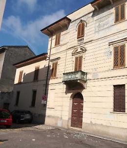 Dal palazzo cadono calcinacci, vigili del fuoco in azione
