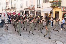 La città delle fanfare: alpini e bersaglieri sfilano in centro