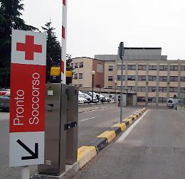 Si ribalta con l'auto, una 46enne in ospedale