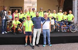 Tappa in città per gruppo di ipovedenti in tandem