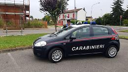 Con un coltello obbliga una ragazza a conoscere l'amico, 17enne denunciato