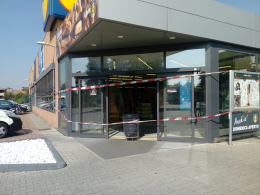 Compattatore rifiuti prende fuoco, paura al supermercato Lidl 