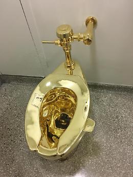 Rubato "America"  water d'oro di Cattelan