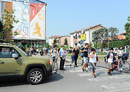 I genitori: «Pericolo all’uscita». Il sindaco li bacchetta
