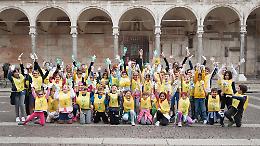 I bambini puliscono dove gli adulti sporcano