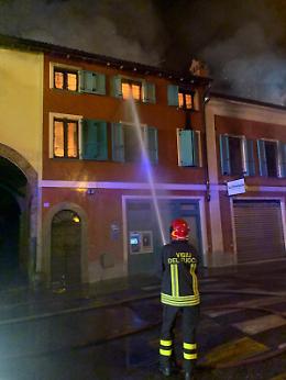 FOTO Palazzina in fiamme