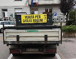 Verità per Giulio Regeni, striscione sul furgone